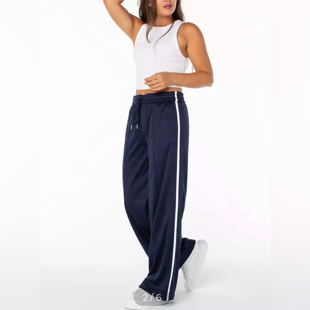 Celebrity Pink
Juniors' Side-Striped Track Pants Navy